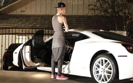 Justin Bieber para el tráfico con su Ferrari 458 Italia