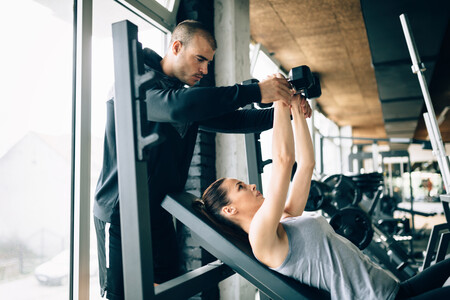 Una rutina fullbody solo con mancuernas perfecta para tu vuelta al gimnasio