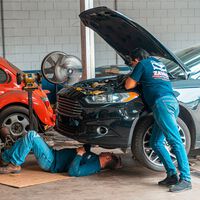 Los futuros mecánicos empiezan a verle las orejas al lobo con el coche eléctrico: “Es un fastidio y un desastre” 