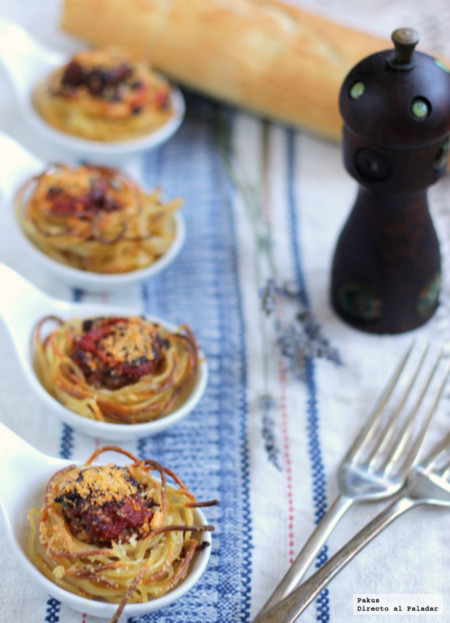 Nidos de espaguetis con queso de Burgos y carne picada. Receta