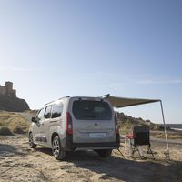 La Citroën Berlingo by Tinkervan ahora es una furgoneta camper con cama, nevera y toldo perfecta para escapadas