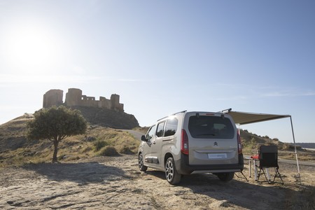 La Citroën Berlingo by Tinkervan ahora es una furgoneta camper con cama, nevera y toldo perfecta para escapadas