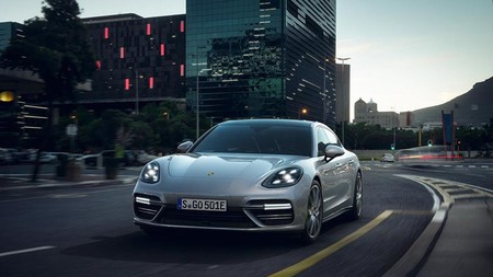 El Porsche Panamera Turbo S E-Hybrid es híbrido, pero también el más rápido de los Panamera