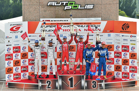 Nissan copa el podio del GT500 y Lucas Ordóñez es cuarto en el GT300 en Autopolis