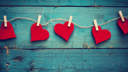 Tirar de clásicos es una apuesta segura: 12 perfumes, chocolates y bombones para San Valentín