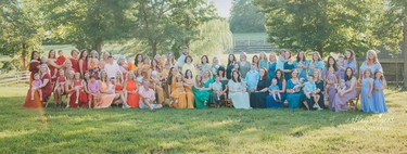 La preciosa sesión de fotos de 40 madres celebrando la vida de sus bebés arcoíris