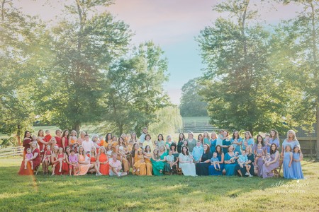 La preciosa sesión de fotos de 40 madres celebrando la vida de sus bebés arcoíris