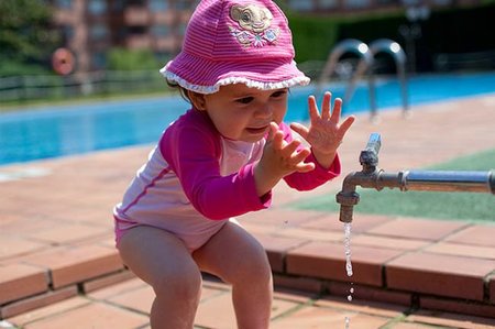 La foto de tu bebé: Ana descubriendo el grifo