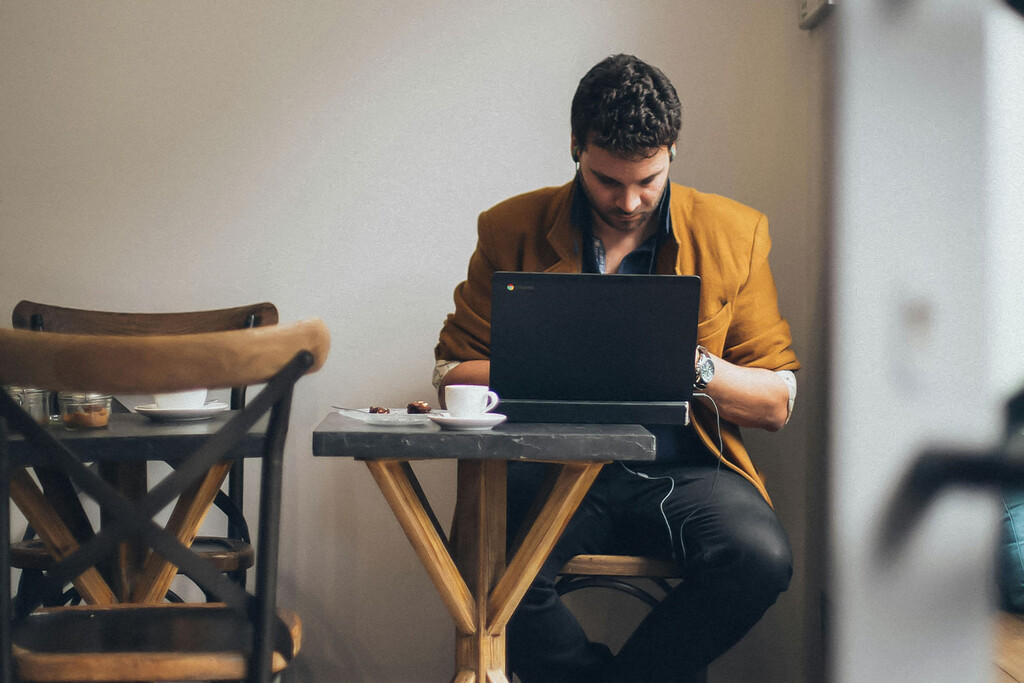Las cafeterías de Valencia en pie de guerra contra el teletrabajo: pagan un café y ocupan una mesa ocho horas