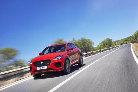 Jaguar E-PACE en carretera