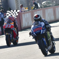 Jorge Lorenzo es el nuevo rey de MotoGP y la próxima Ducati Scrambler 400… o Scramblerina