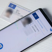 "Me han multado por llevar el carnet de conducir en el móvil por culpa de la app de la DGT". Los problemas de la aplicación de Tráfico