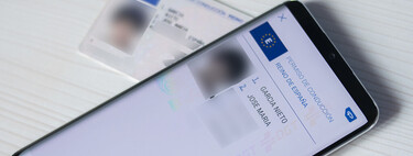 "Me han multado por llevar el carnet de conducir en el móvil por culpa de la app de la DGT". Los problemas de la aplicación de Tráfico