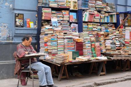 La subida del salario mínimo cierra una librería, ¿de verdad?