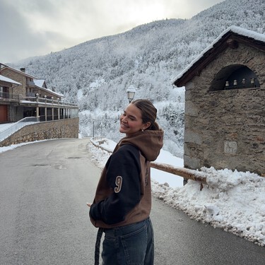 Hoka rebaja las zapatillas que parecen Columbia y color magnetita combinado con azul cielo