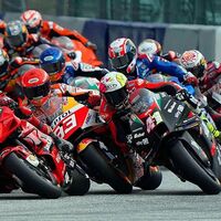 Aleix Espargaró, muy enfadado con Marc Márquez después de los dos golpes en las salidas del Red Bull Ring 