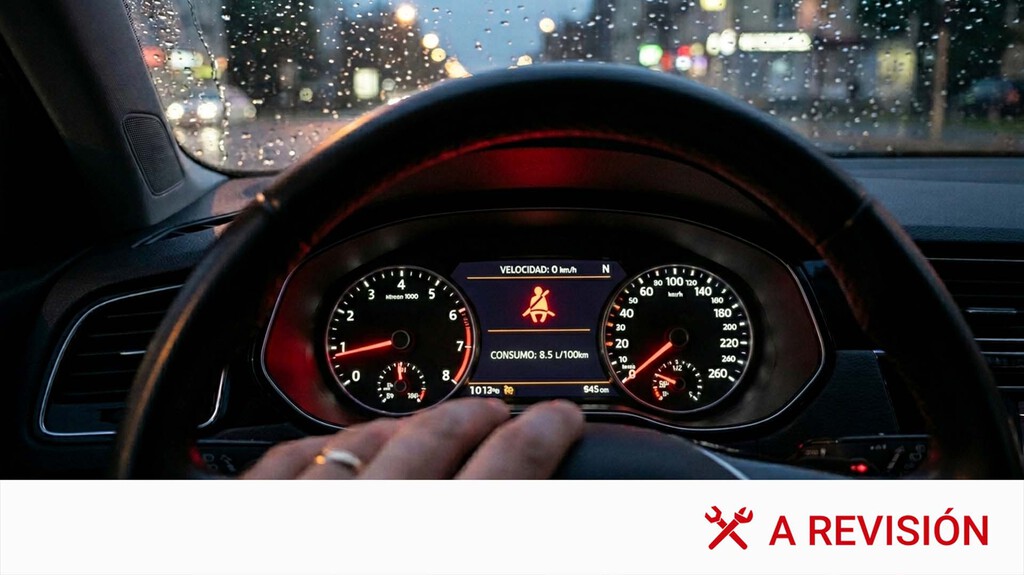 Te has puesto el cinturón de seguridad, pero el testigo del cuadro dice que lo llevas desabrochado. Tu coche no se ha vuelto loco: hay una explicación