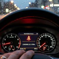 Te has puesto el cinturón de seguridad, pero el testigo del cuadro dice que lo llevas desabrochado. Tu coche no se ha vuelto loco: hay una explicación 