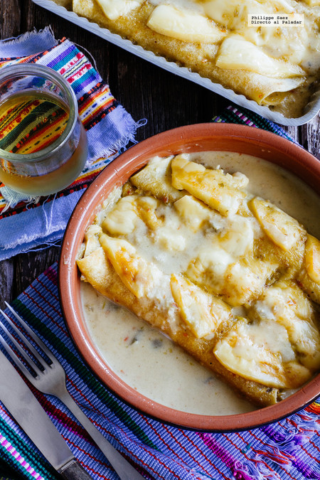 Enchiladas gratinadas de pollo con salsa verde. Receta mexicana fácil