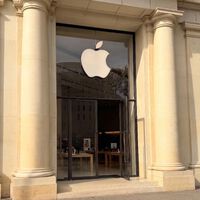 Hace meses que Apple cerró a cal y canto su tienda de Barcelona. Ya sabemos qué día van a quitar la lona para enseñar el interior