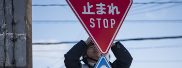 En Japón han cambiado las señales de STOP de todo el país porque los extranjeros las confunden y provocan accidentes