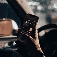 Sabemos que no podemos utilizar el móvil al volante, pero lo seguimos haciendo, así que la DGT ha declarado la guerra a esta distracción 