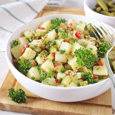 Una ensalada de patata siempre me soluciona el menú de verano, y con este truco de Dolly Parton queda mucho más rica 