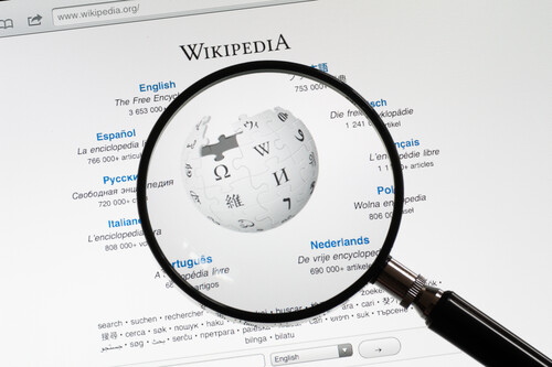 Lupa dando foco no site da Wikipedia. Créditos: zmeel/ GettyImages