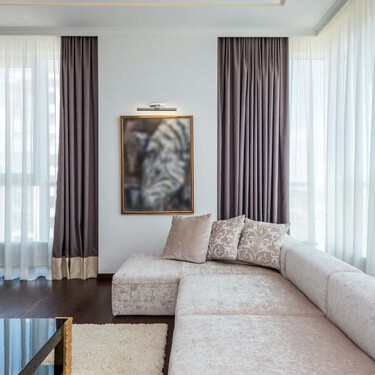 El error al colocar las cortinas que hace que cualquier habitación parezca más pequeña 