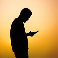 El dolor de cuello por usar mucho el móvil tiene nombre: se llama 'text neck' y nos afecta más de lo que parece 