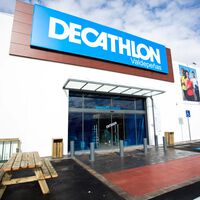 El outlet de Decathlon está liquidando el bañador que no puede faltarnos este verano por solo 20 euros