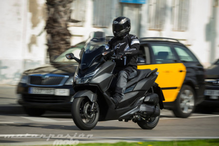 Motorpasión a dos ruedas: prueba de la Honda Forza 125, GP de España y la Adventure de 400cc