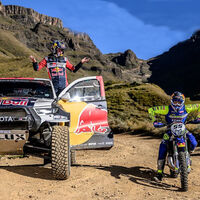 Esto pasa cuando pones a competir una moto contra un coche del Dakar: 21 curvas de enduro a lo bestia