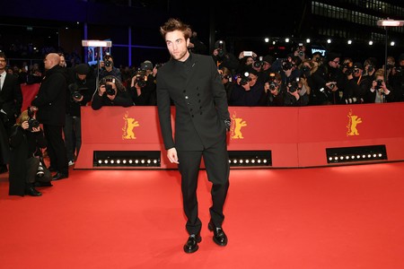 De Dior Homme, Robert Pattinson pisa la alfombra roja del Berlinale para la presentación de la cinta 'Dumsel'