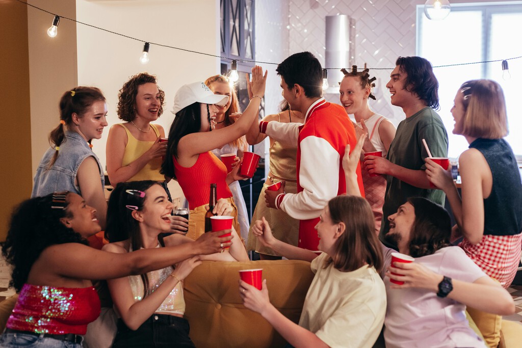 Puedes ganar hasta 1.000 euros al día por alquilar partes de tu casa para fiestas y eventos. Así funciona este curioso negocio 
