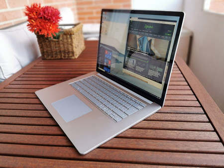 Con el nombre en clave Sparti, los rumores apuntan a un Surface Laptop más económico que llegarían antes de final de año