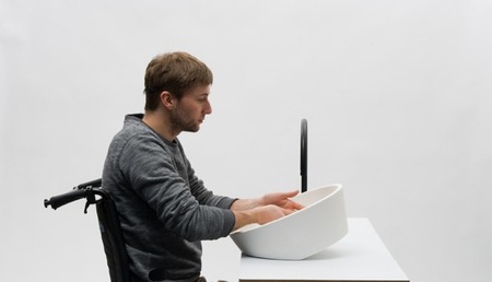 Un lavabo que se inclina para adaptarse a la altura del usuario