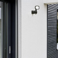 Este foco por menos de 25 euros que te va a permitir iluminar tu terraza, balcón o jardín sin obras