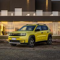 "La crisis que vivimos podría amenazar la existencia misma de esta industria". Las ventas de coches en Francia han bajado tanto que las marcas se aferran al leasing social de coches eléctricos para sobrevivir