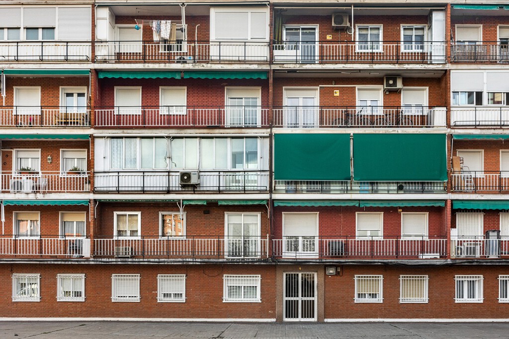 Los británicos están pasando tanto calor que están descubriendo un viejo invento español: el toldo verde