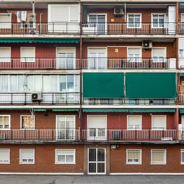 Los británicos están pasando tanto calor que están descubriendo un viejo invento español: el toldo verde 