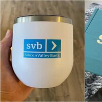 En eBay hay gorras, tazas y cajas de cartón del SVB: el negocio del merchandising de las empresas que fracasaron estrepitosamente 