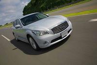 El Infiniti M35h es el nuevo rey híbrido del cuarto de milla