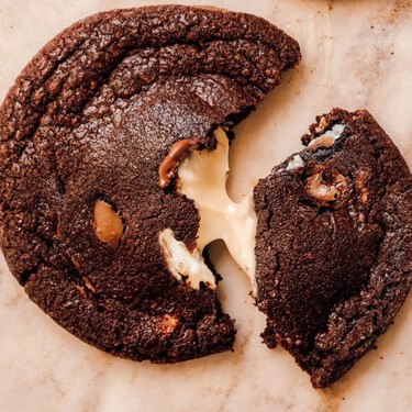 Chocolate negro por fuera y blanco fundido por dentro: la receta para hacer la cookie más vendida de Ámsterdam