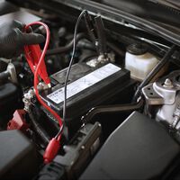 Así puedes encender tu auto con la batería descargada sin necesidad de pasar corriente
