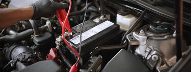 Así puedes encender tu auto con la batería descargada sin que tengas que pasar corriente 