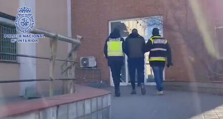 La Policía acaba con una red que vendía pasaportes Covid y PCR falsos a famosos: había sanitarios implicados, según El Español