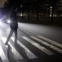Digital Light, o cuando los faros del Mercedes-Benz Clase S aprenden a proyectar señales