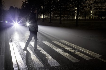 Digital Light, o cuando los faros del Mercedes-Benz Clase S aprenden a proyectar señales