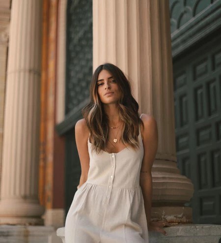 Cinco vestidos blancos con los que copiar el lookazo ibicenco de Susana Molina que fichamos en El Corte Inglés
